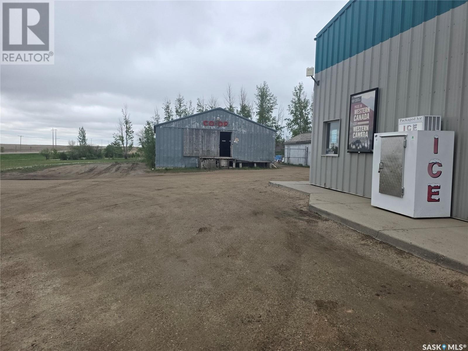 Photo 4 of 401 Main Street, Macrorie SK