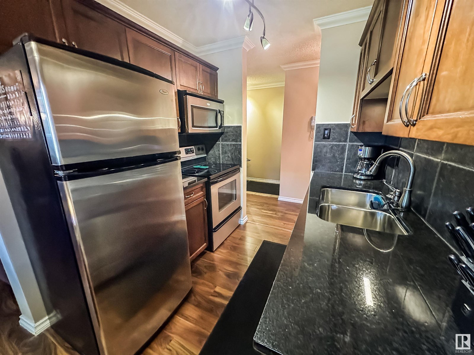 Photo 5 of 101 10555 83 Av Nw, Edmonton AB