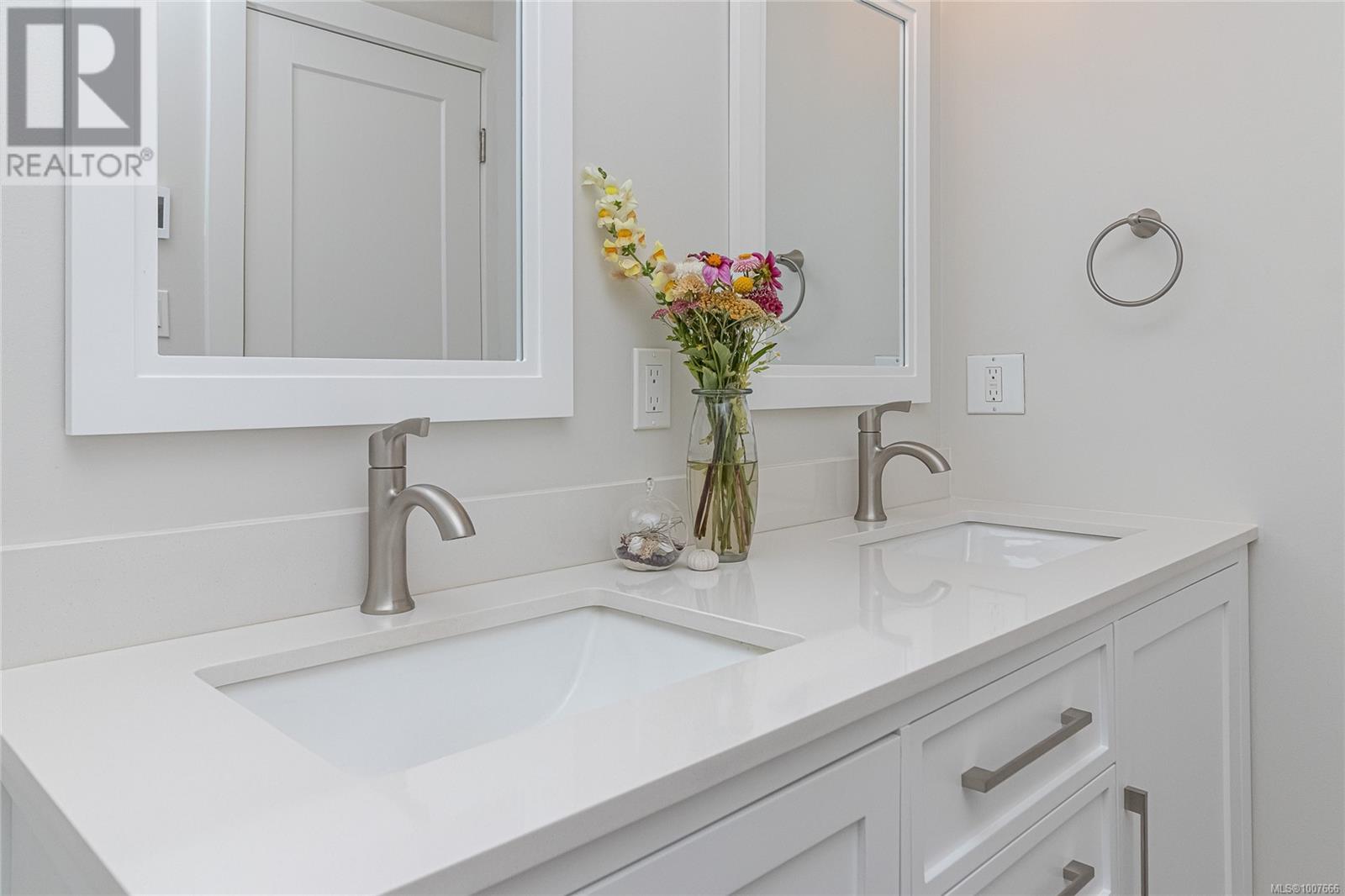 #403 3277 QUADRA ST - Image 16