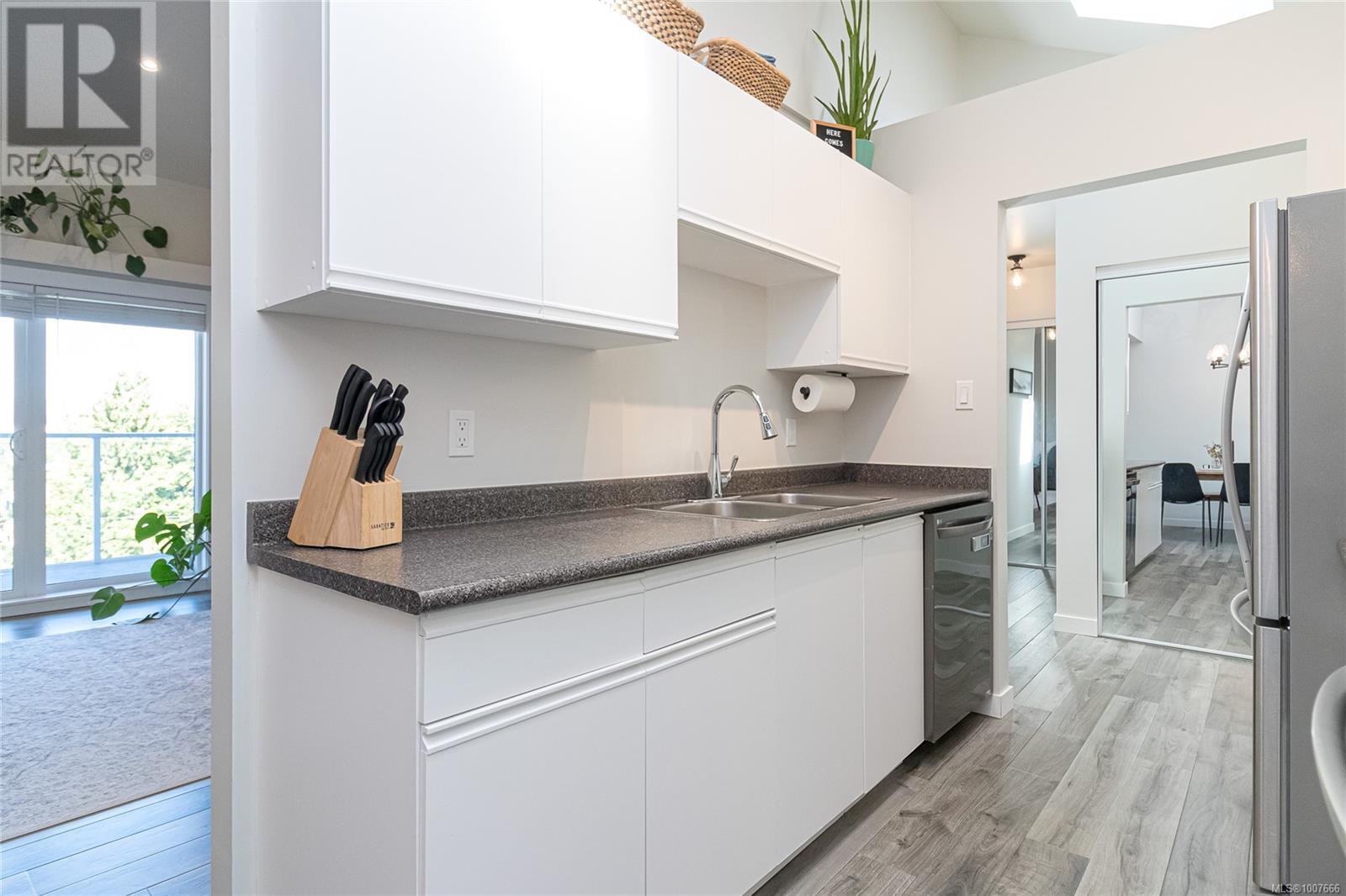 #403 3277 QUADRA ST - Image 8