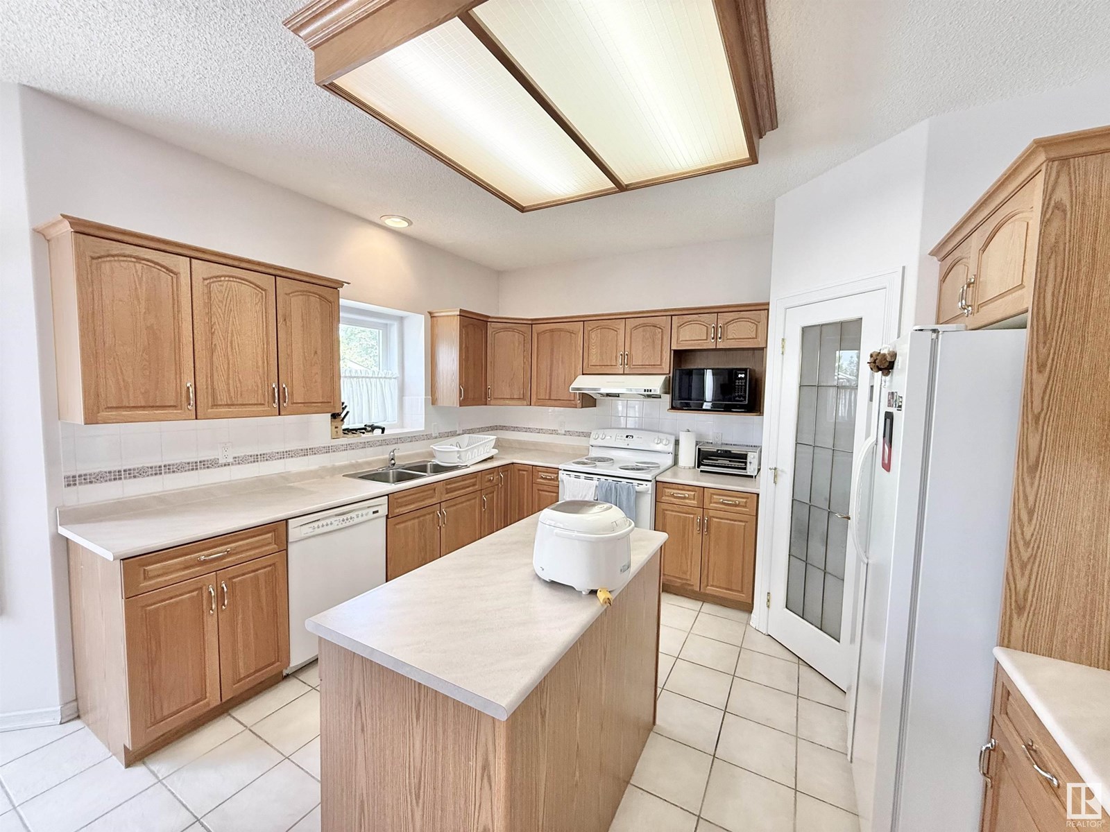 Photo 12 of 8416 160 A Av Nw, Edmonton AB