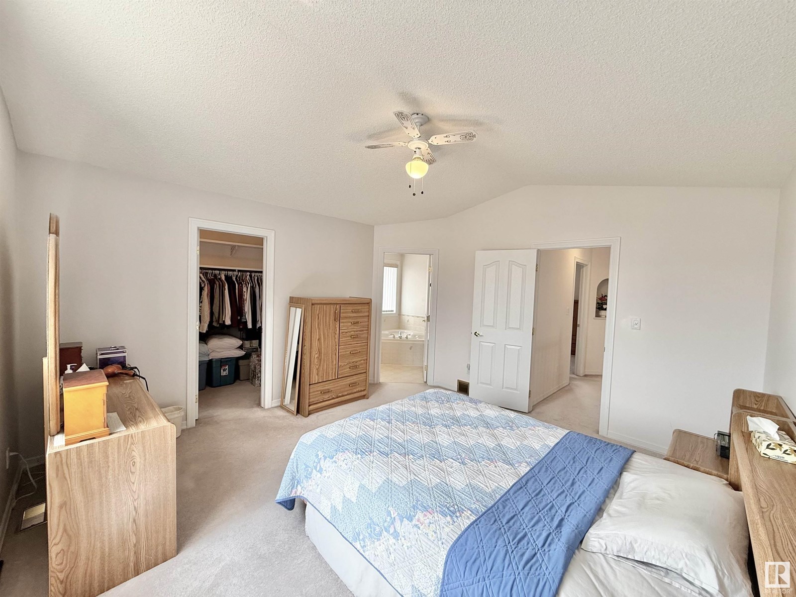 Photo 11 of 8416 160 A Av Nw, Edmonton AB