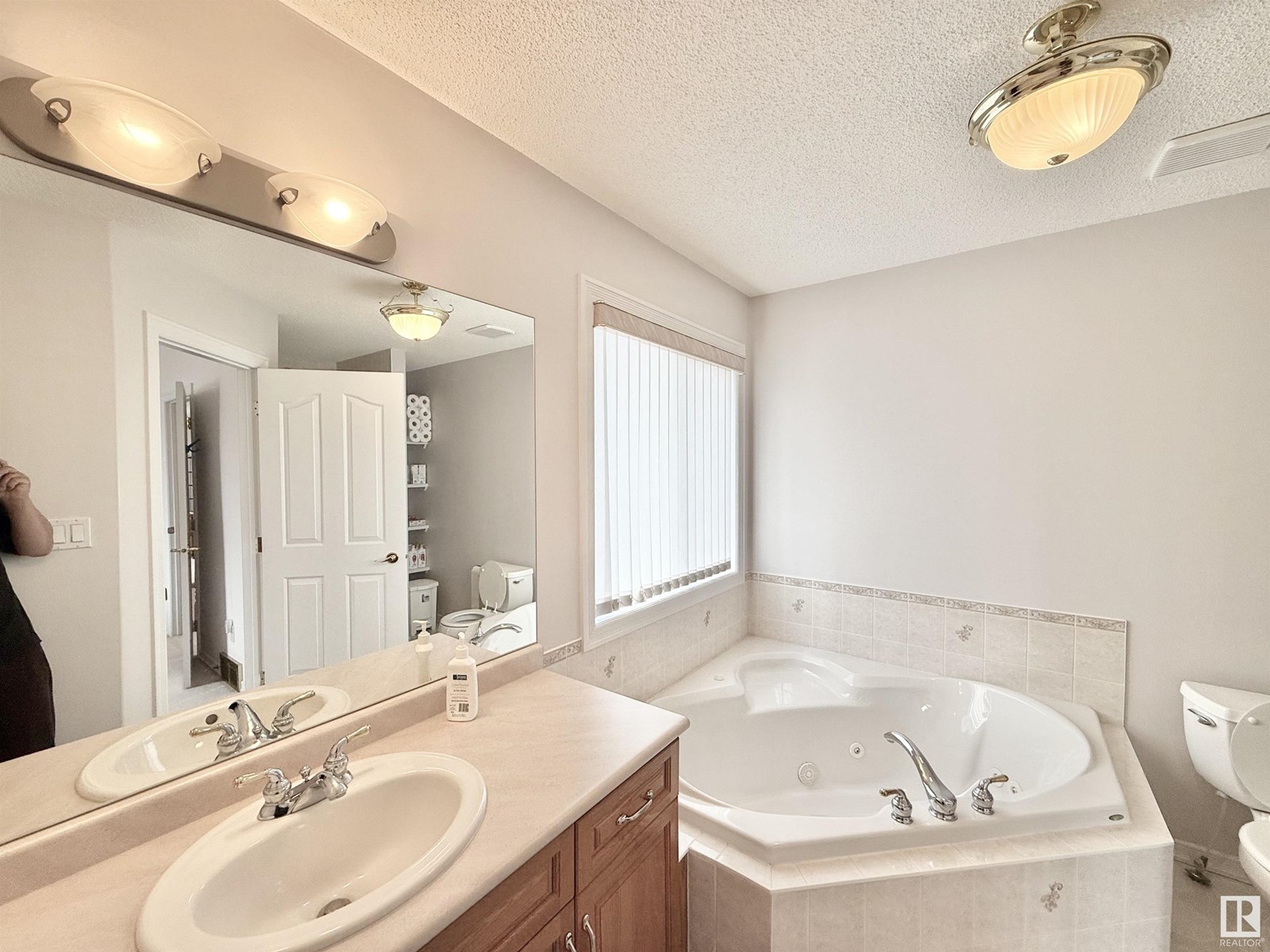 Photo 70 of 8416 160 A Av Nw, Edmonton AB