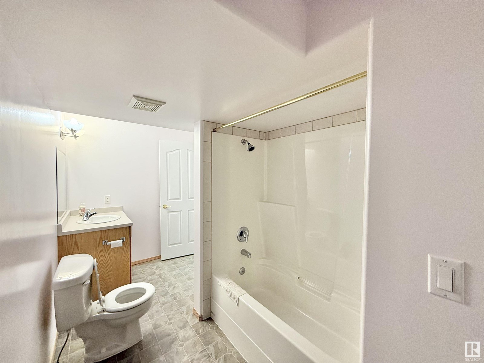 Photo 9 of 8416 160 A Av Nw, Edmonton AB