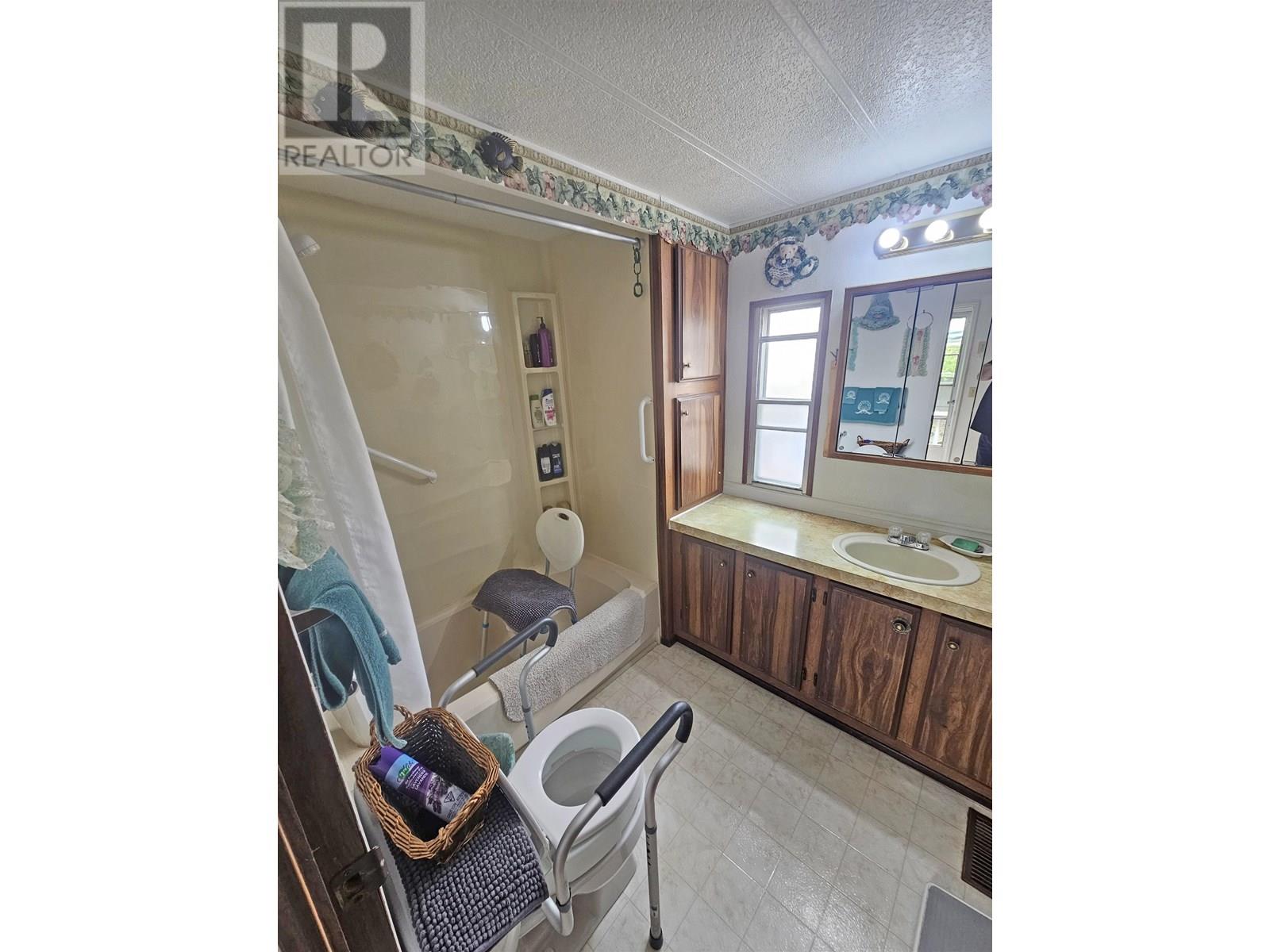 Photo 5 of 9950 Maple Street, Fort St John BC