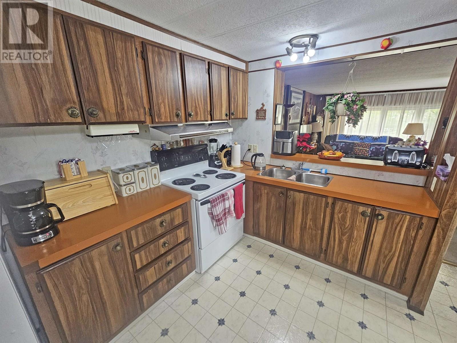 Photo 3 of 9950 Maple Street, Fort St John BC