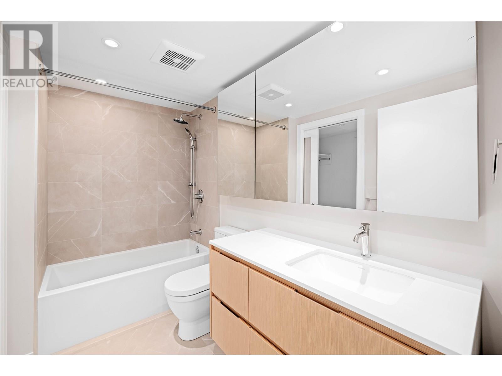 Photo 11 of 618 1500 Fern Street, North Vancouver BC