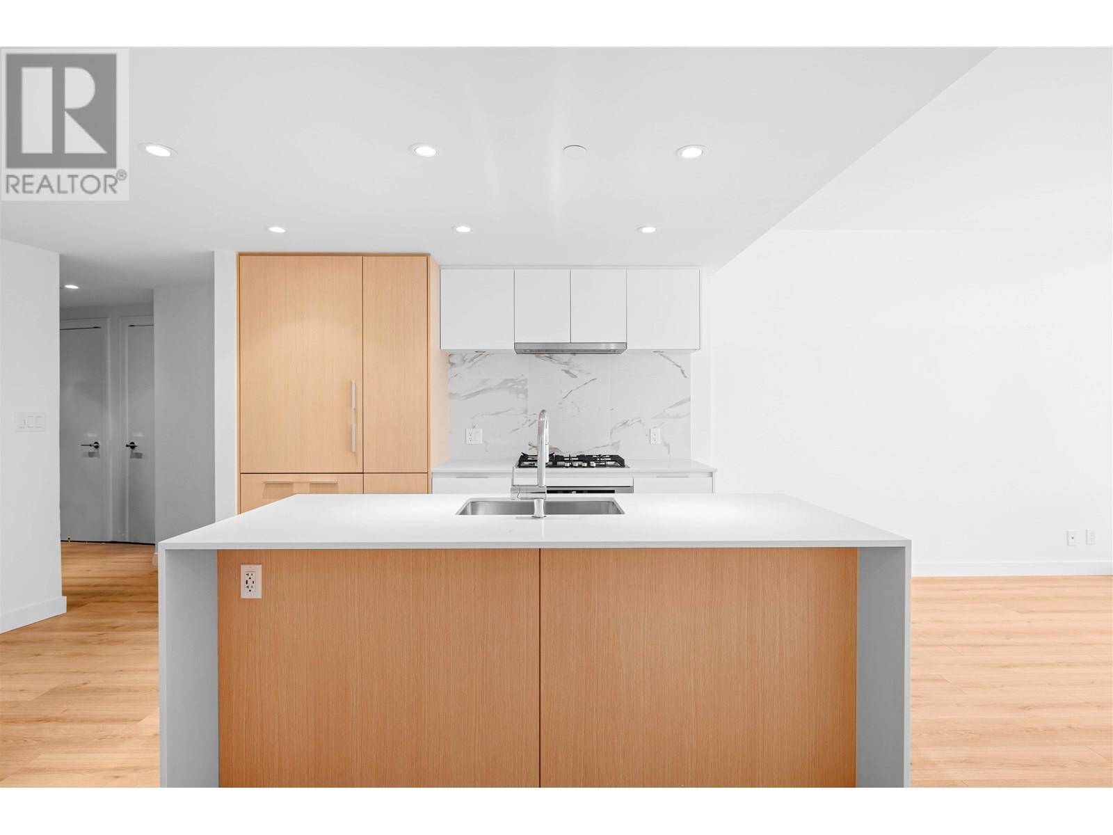 Photo 3 of 618 1500 Fern Street, North Vancouver BC
