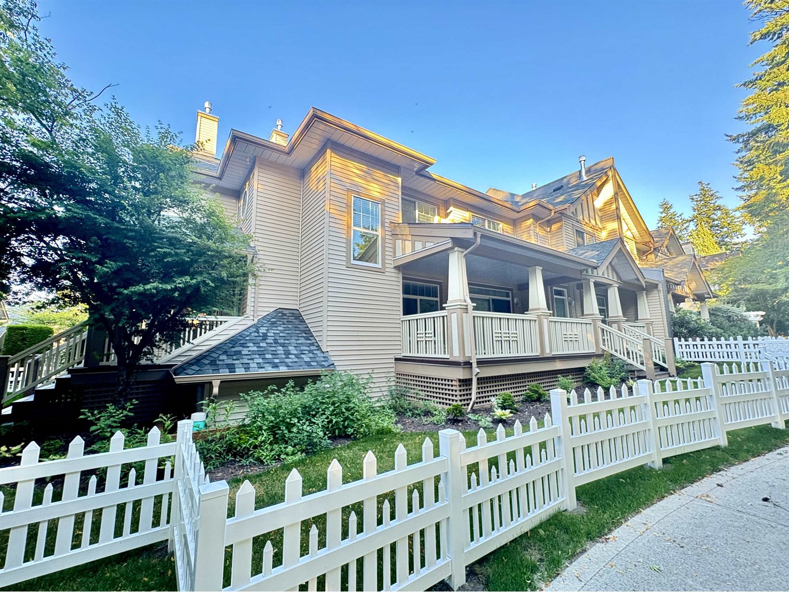 Photo 1 of 69 2678 King George Boulevard, Surrey BC