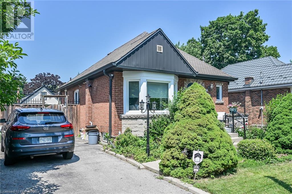 Photo 3 of 118 East 6th Street, Hamilton ON