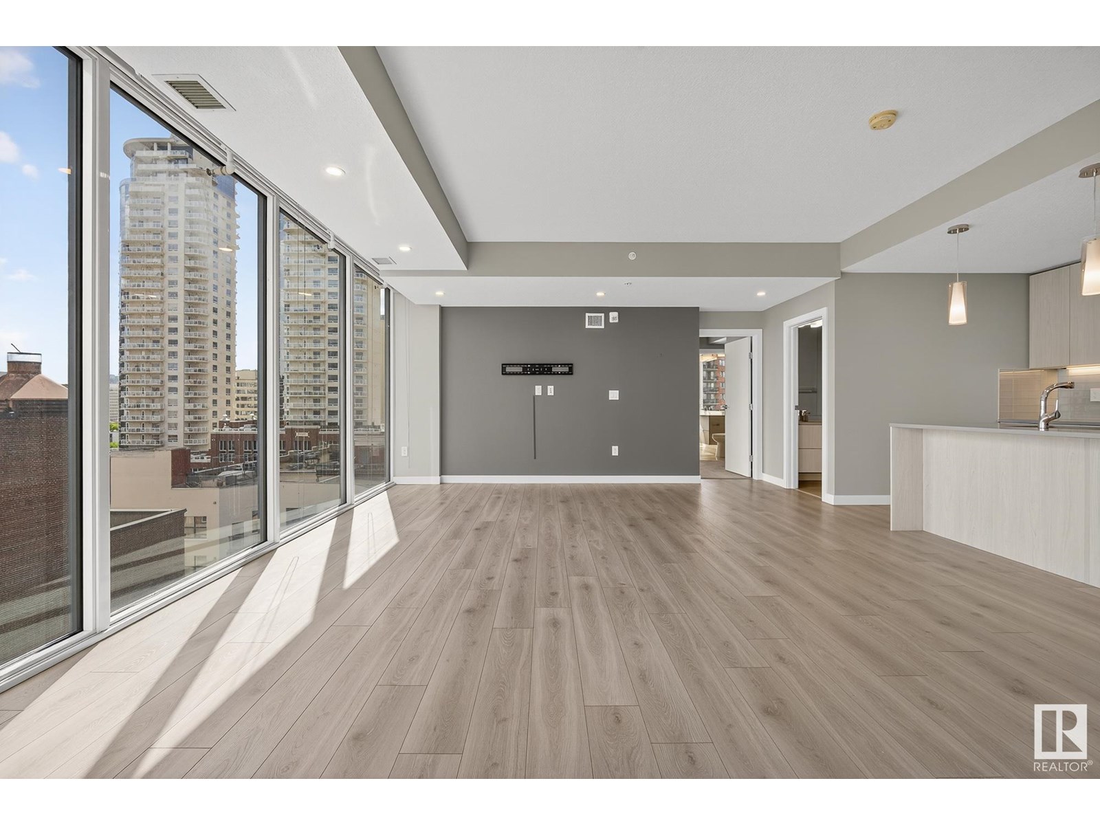 Photo 10 of 900 10180 103 St Nw, Edmonton AB
