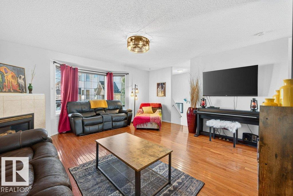 Photo 3 of 8329 160 Av Nw, Edmonton AB