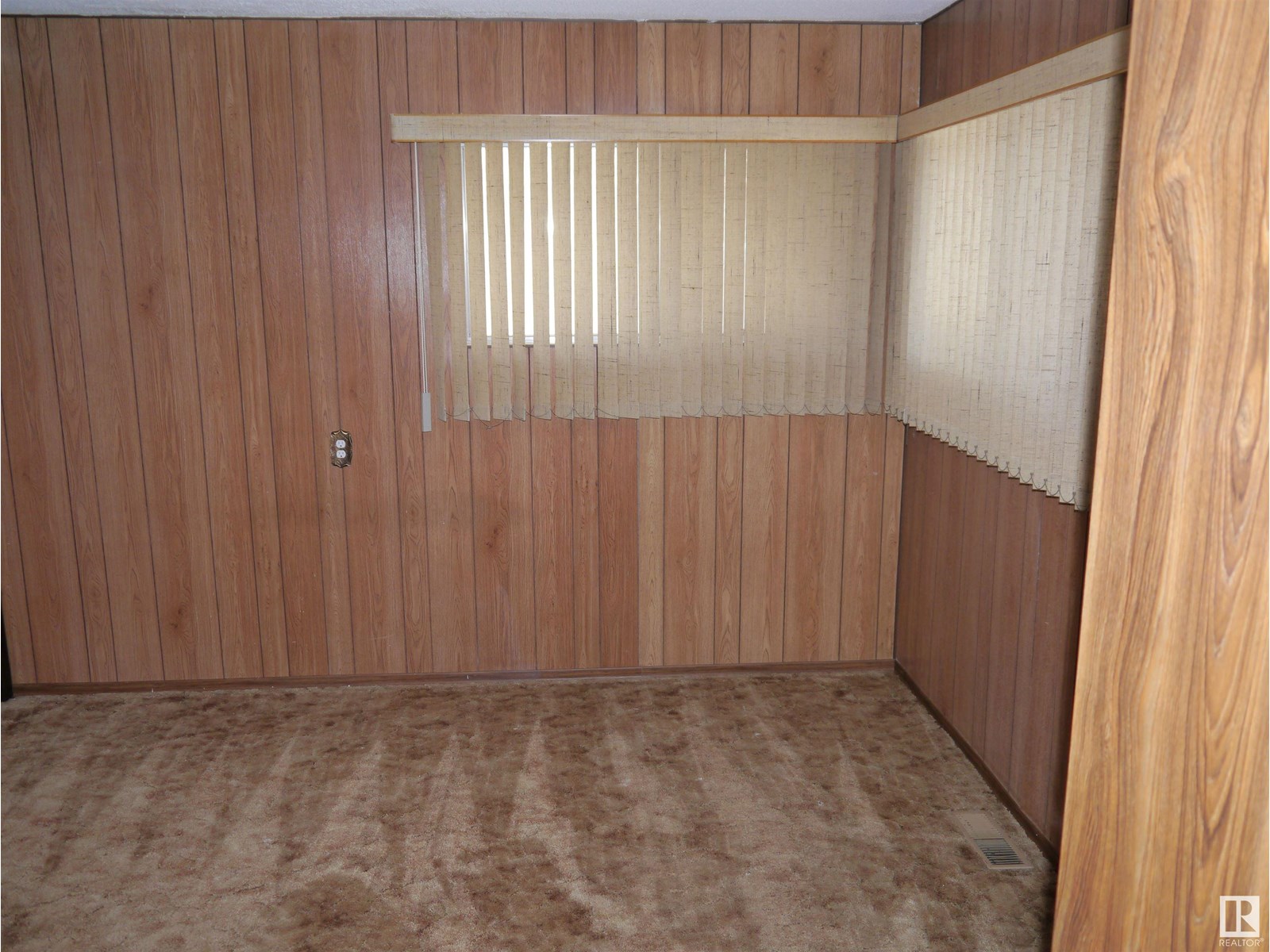 4907 & 4911 47 AV - 5