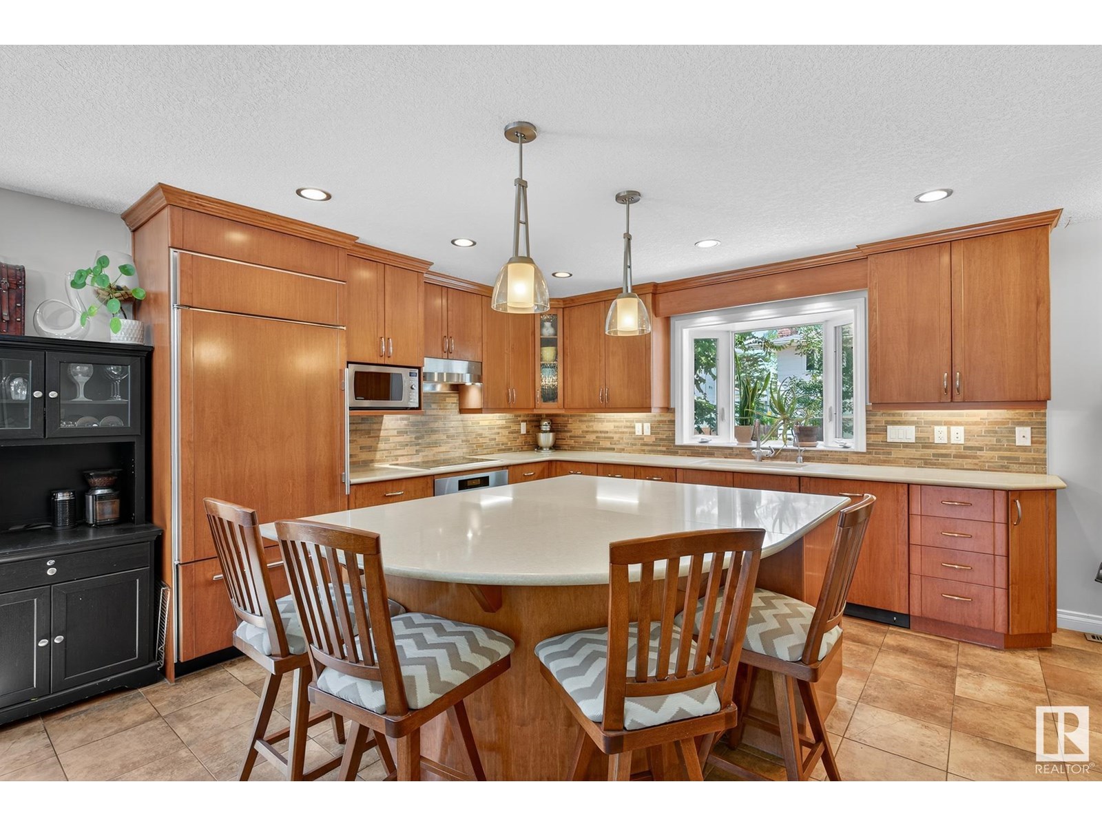 Photo 10 of 2432 106 St Nw, Edmonton AB