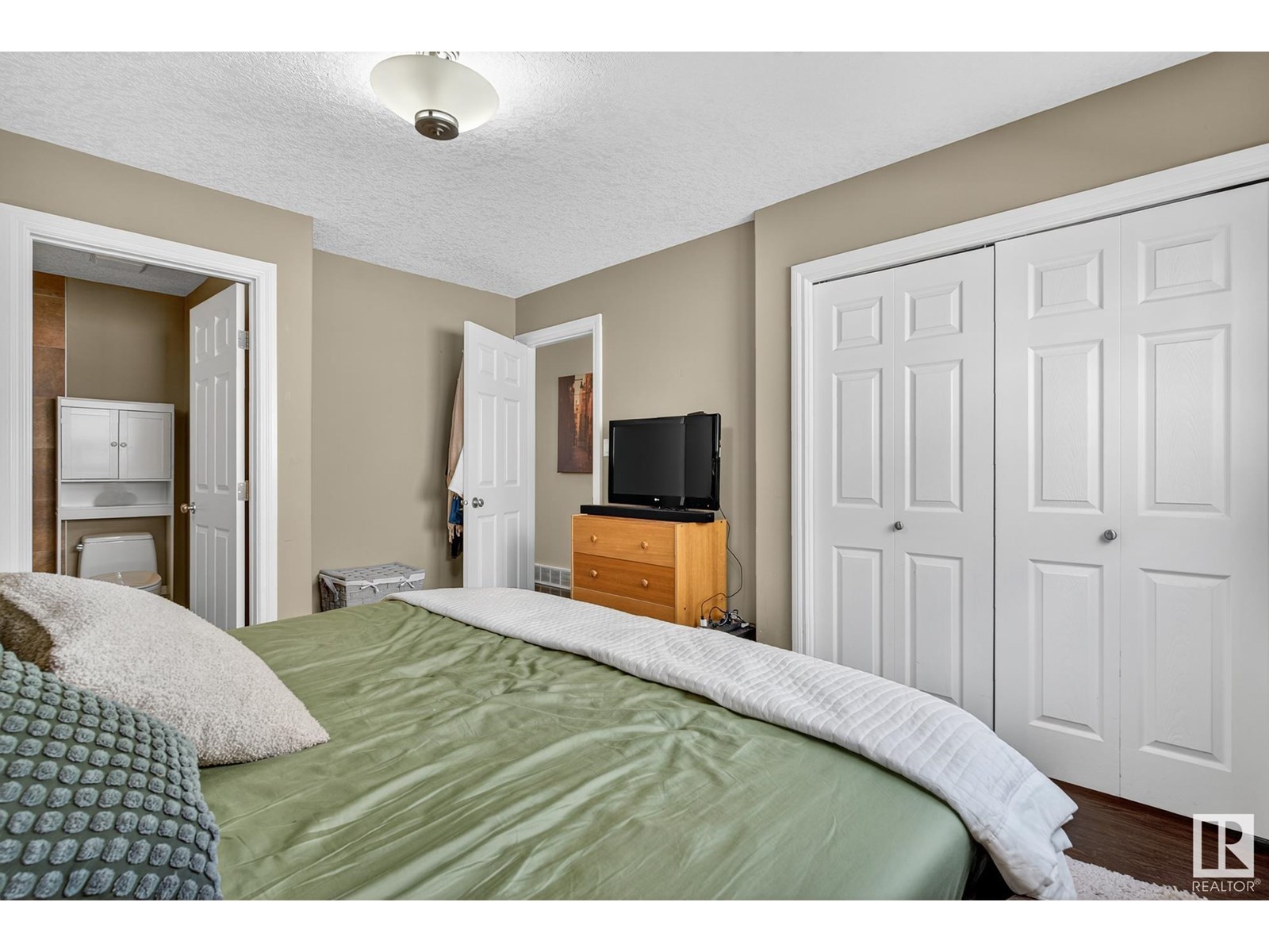 Photo 18 of 2432 106 St Nw, Edmonton AB