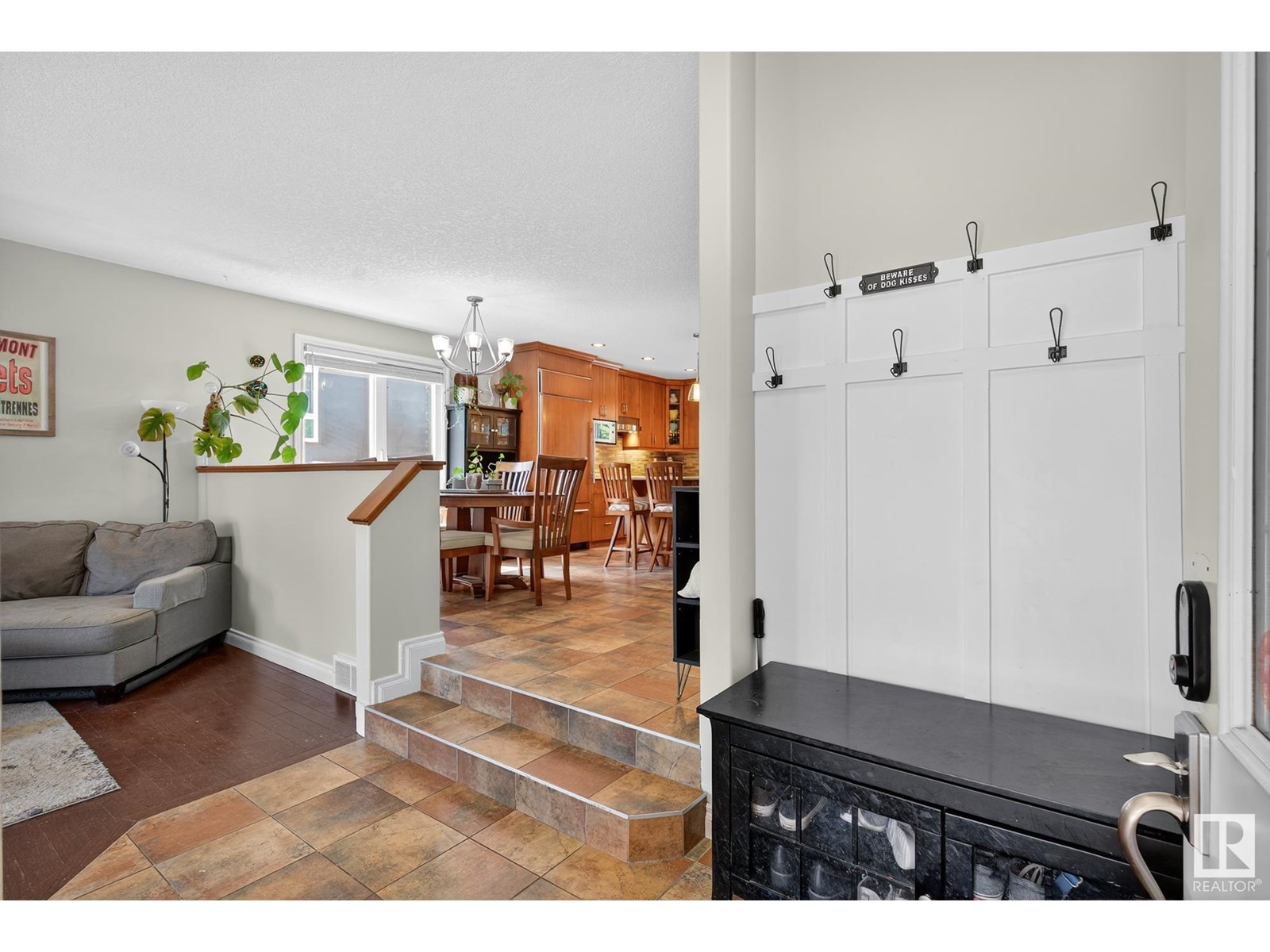Photo 2 of 2432 106 St Nw, Edmonton AB
