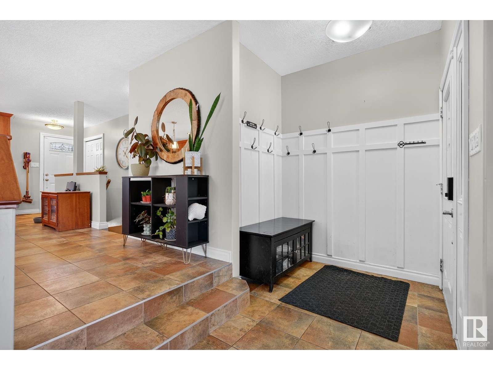 Photo 3 of 2432 106 St Nw, Edmonton AB