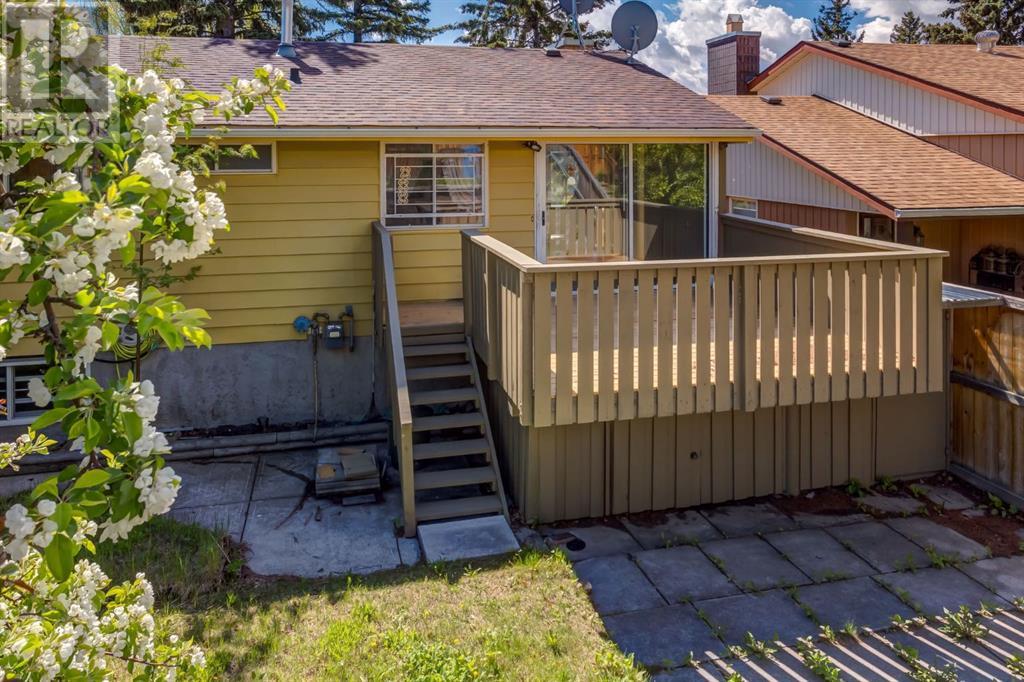 Single Family House Bi-level for Sale in  Thornaby Way NW Thorncliffe Calgary 