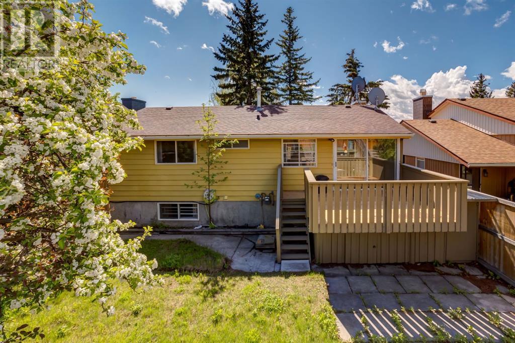 Single Family House Bi-level for Sale in  Thornaby Way NW Thorncliffe Calgary 