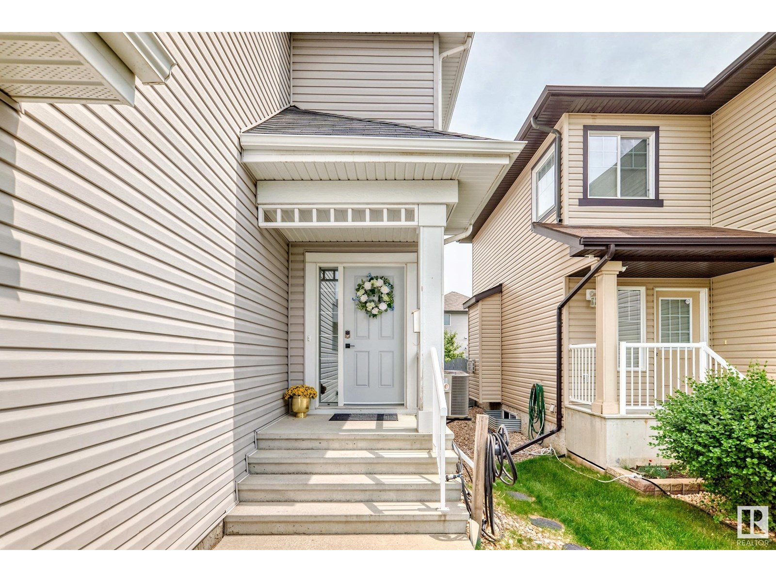 Photo 2 of 18011 84 St Nw, Edmonton AB