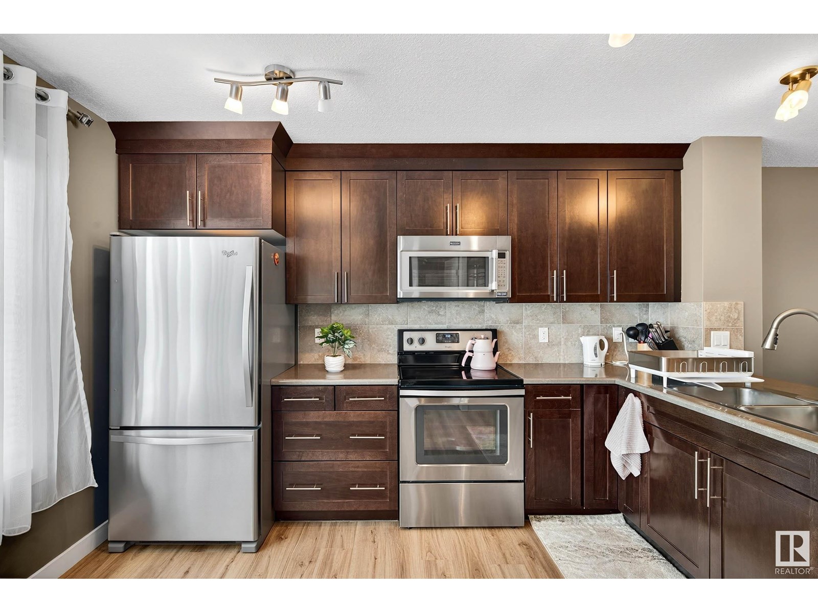 Photo 12 of 7327 Edgemont Wy Nw, Edmonton AB