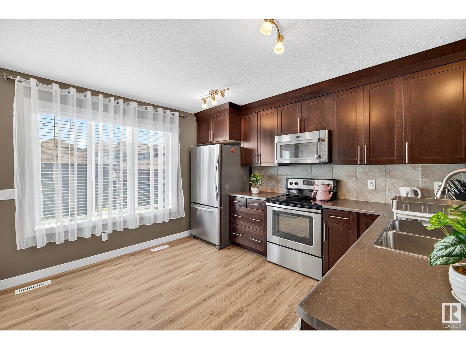 Photo 10 of 7327 Edgemont Wy Nw, Edmonton AB