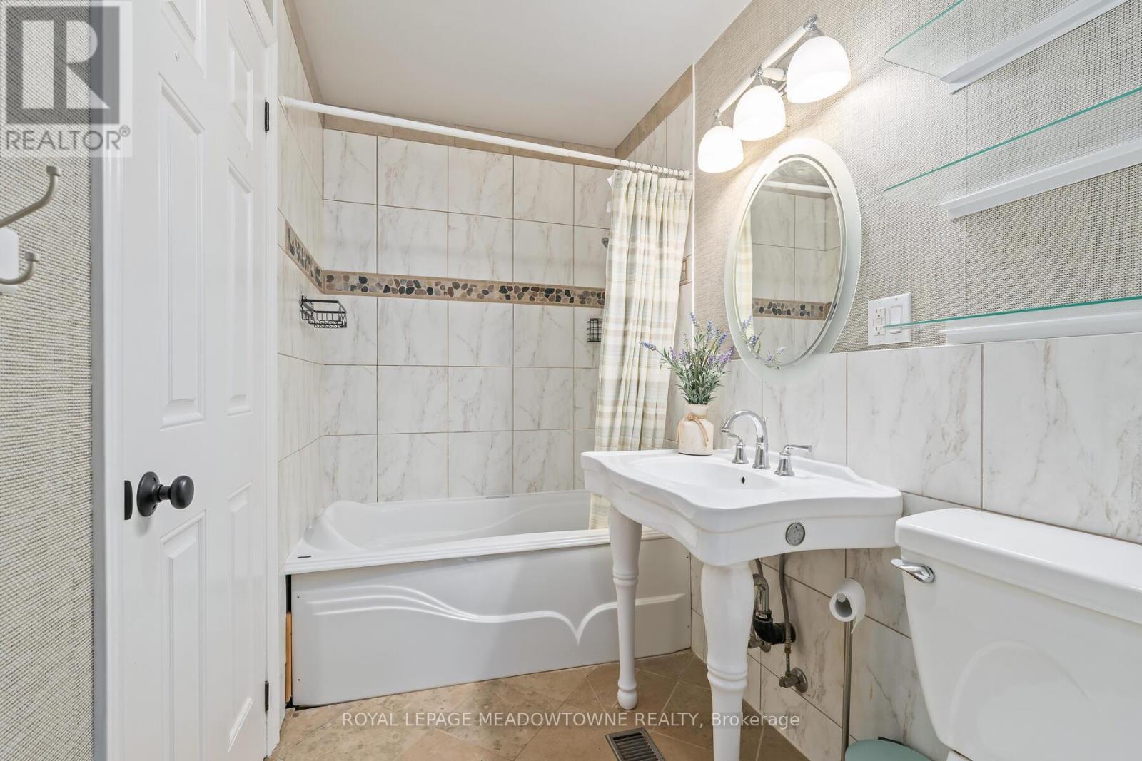 Photo 24 of 1 Erinlea Crescent, Erin ON