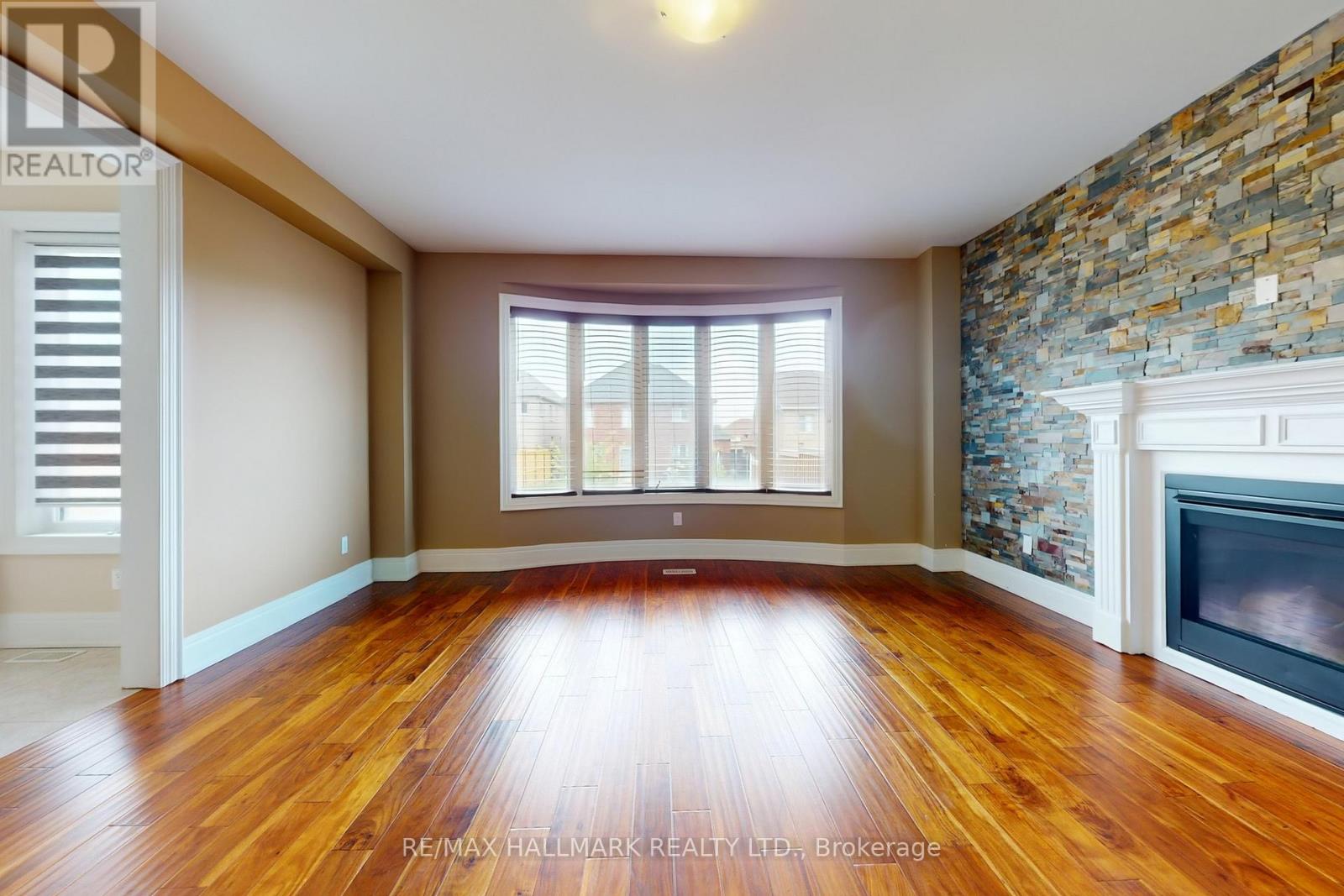Photo 4 of 61 Mcisaac Drive, Springwater ON