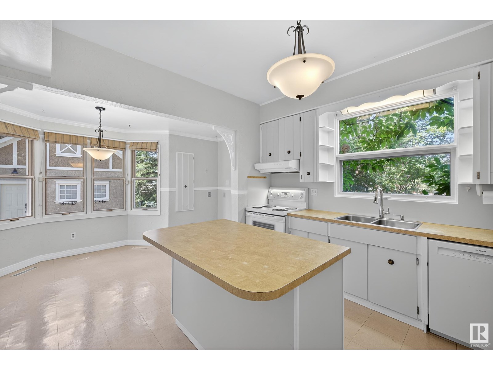 Photo 11 of 10416 Glenora Cr Nw, Edmonton AB
