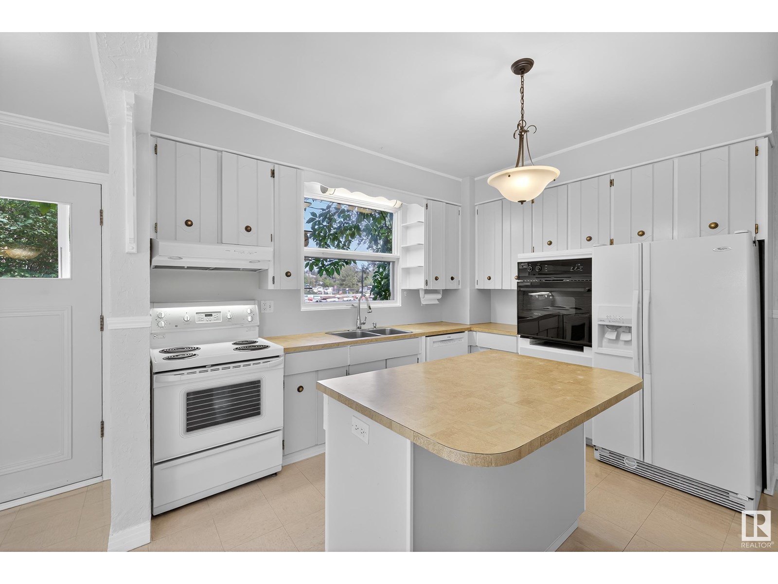 Photo 12 of 10416 Glenora Cr Nw, Edmonton AB