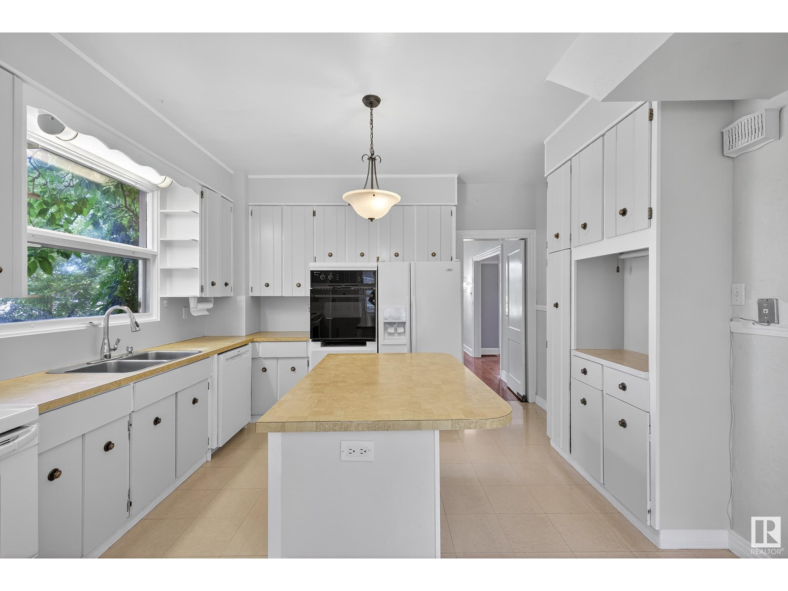 Photo 13 of 10416 Glenora Cr Nw, Edmonton AB