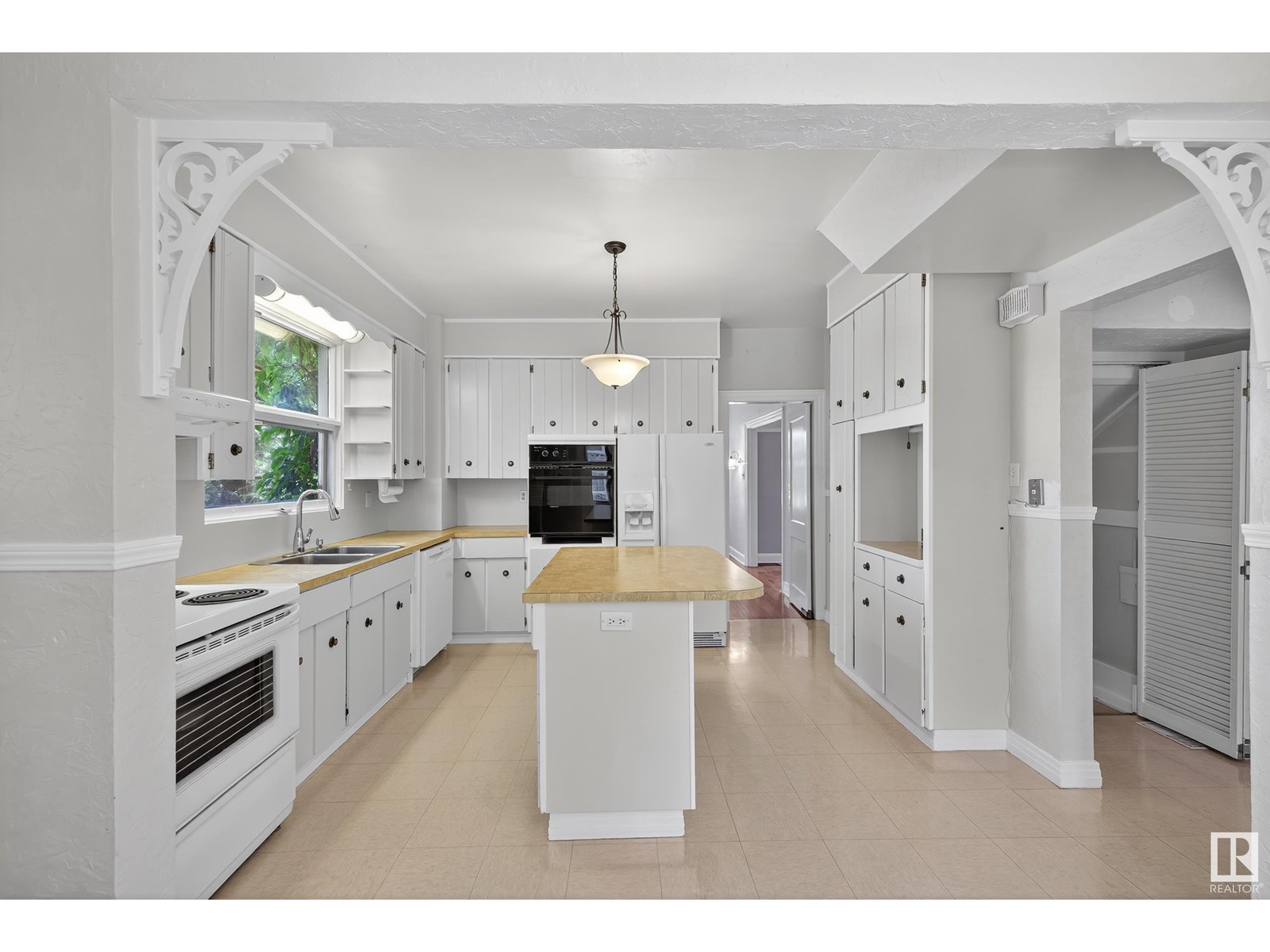 Photo 14 of 10416 Glenora Cr Nw, Edmonton AB