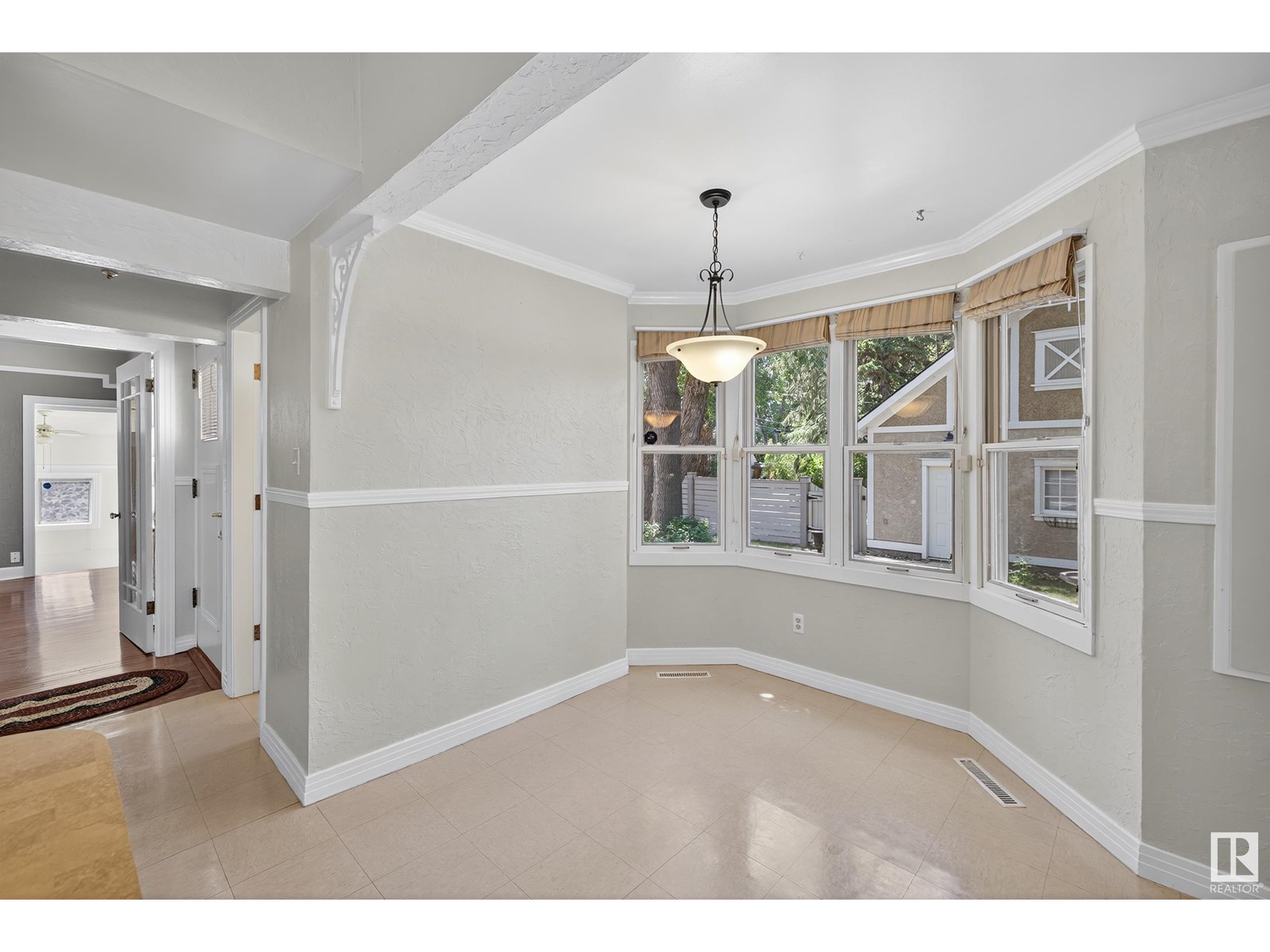Photo 15 of 10416 Glenora Cr Nw, Edmonton AB