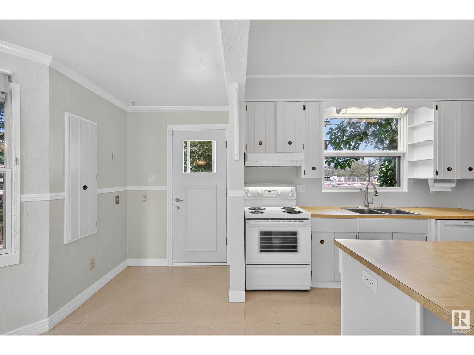 Photo 16 of 10416 Glenora Cr Nw, Edmonton AB