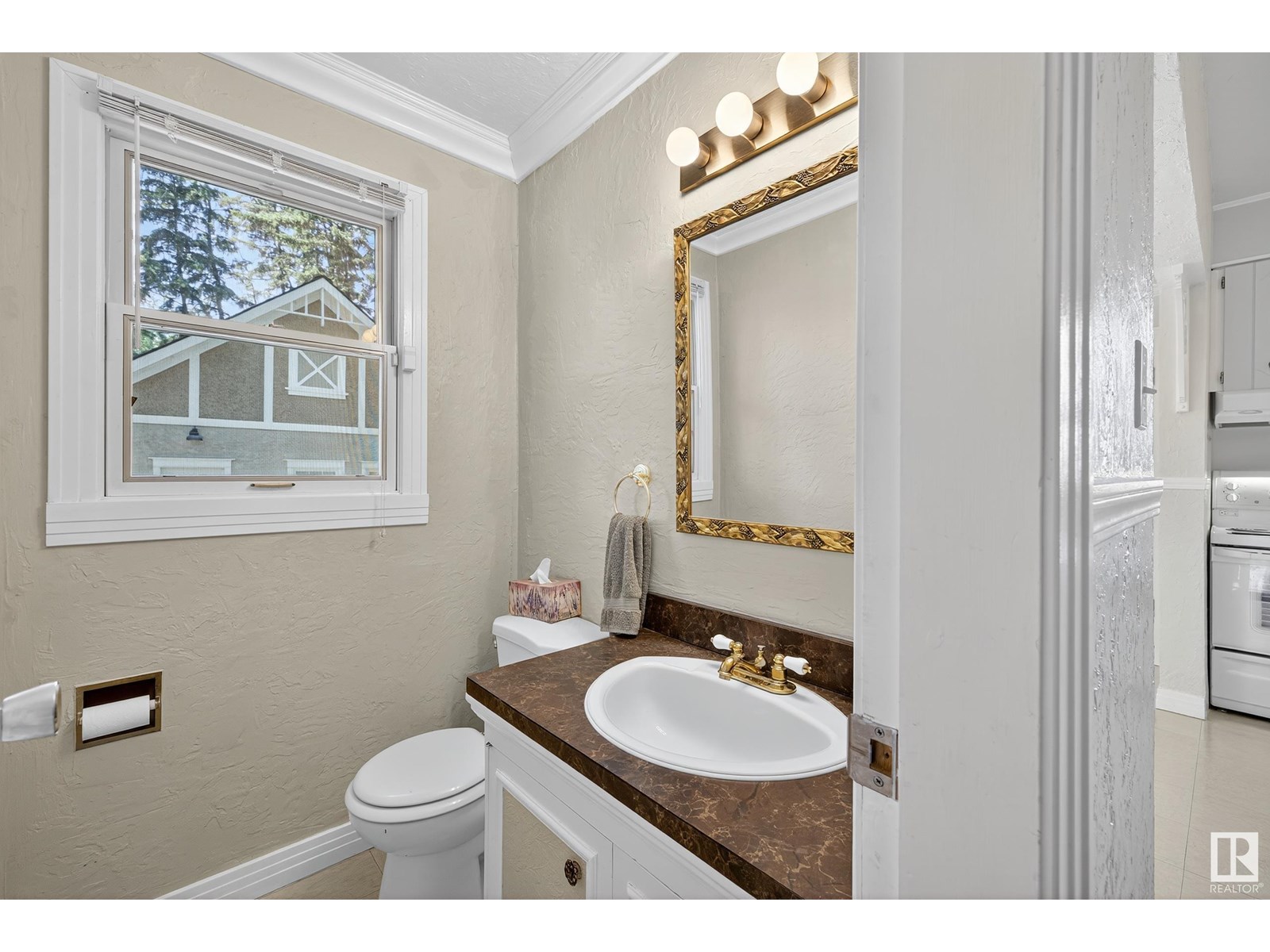 Photo 17 of 10416 Glenora Cr Nw, Edmonton AB