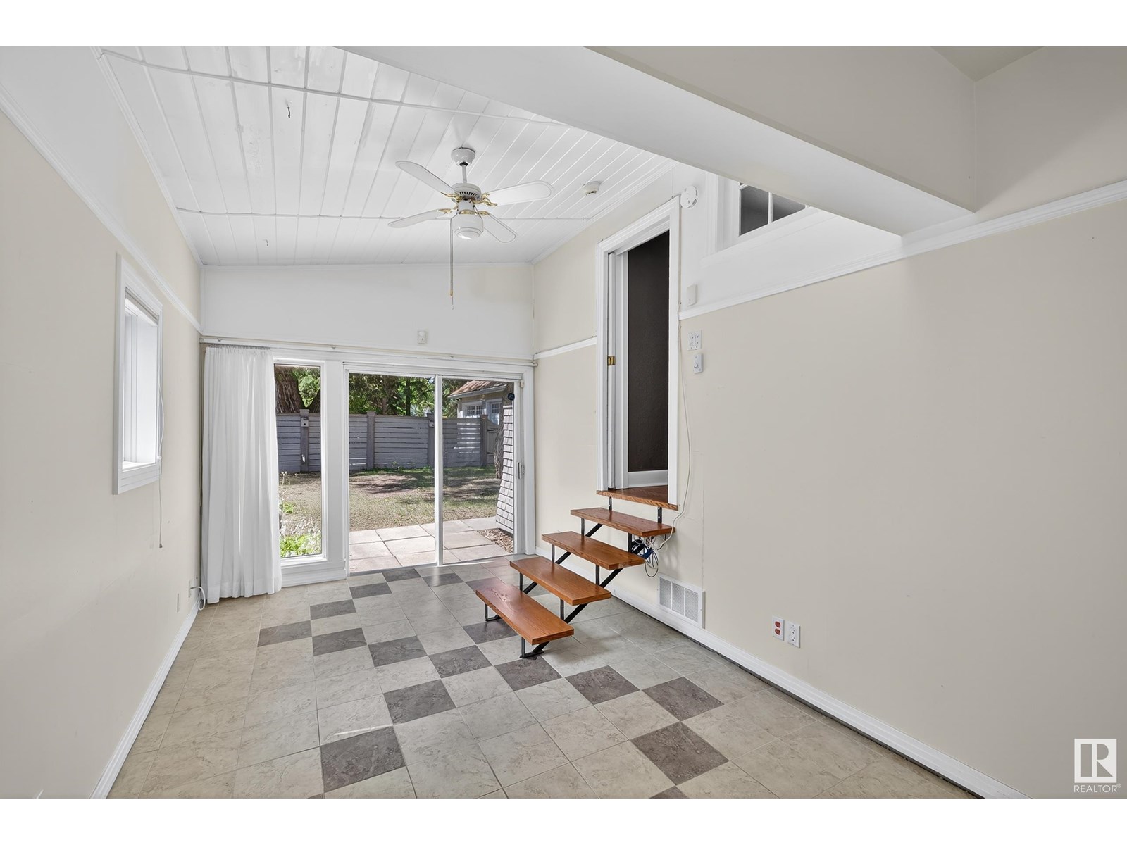 Photo 18 of 10416 Glenora Cr Nw, Edmonton AB