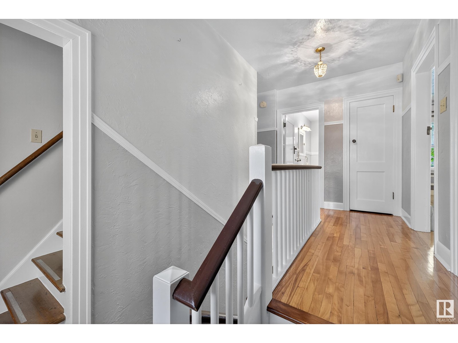 Photo 19 of 10416 Glenora Cr Nw, Edmonton AB