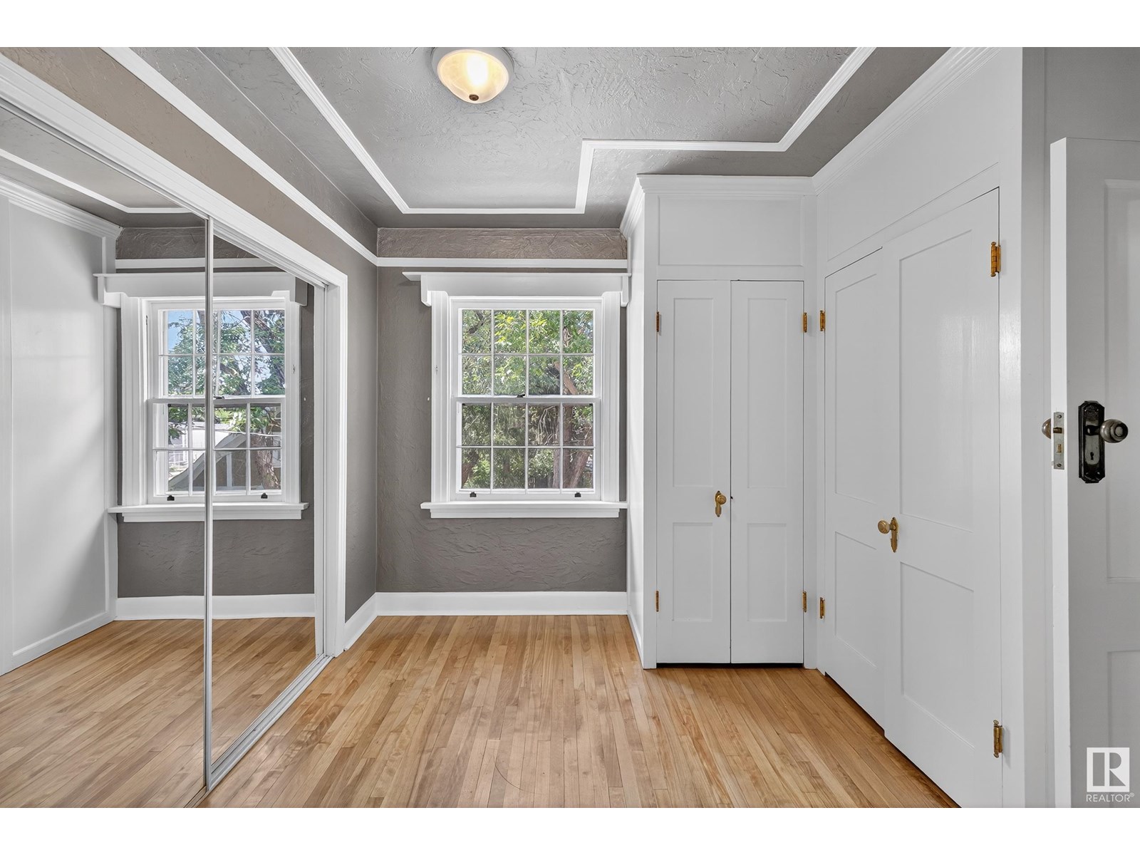 Photo 21 of 10416 Glenora Cr Nw, Edmonton AB
