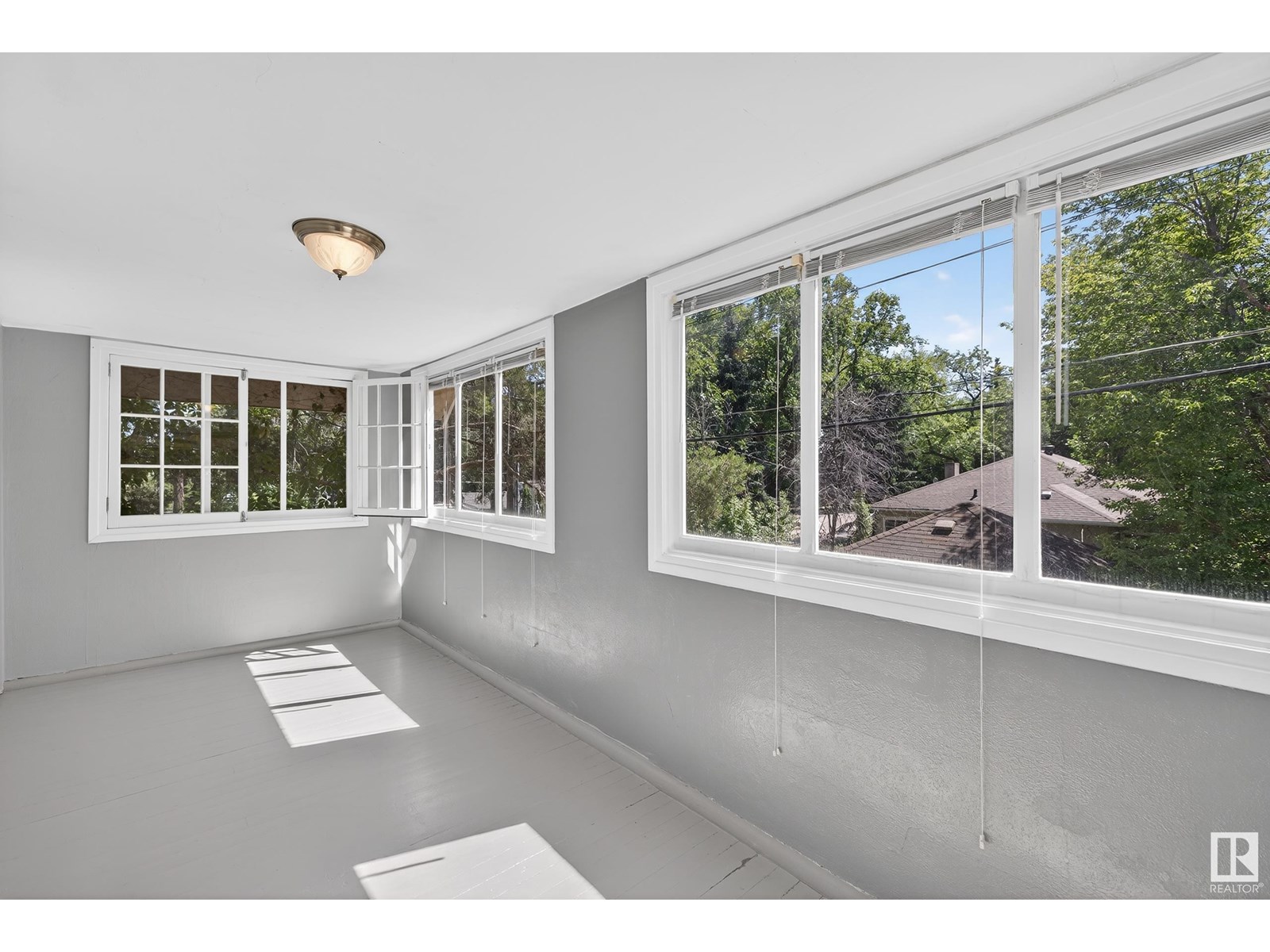 Photo 24 of 10416 Glenora Cr Nw, Edmonton AB