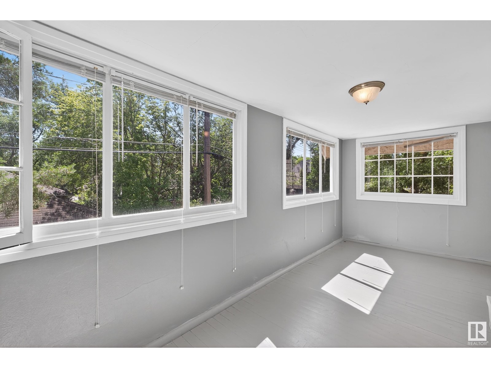 Photo 25 of 10416 Glenora Cr Nw, Edmonton AB
