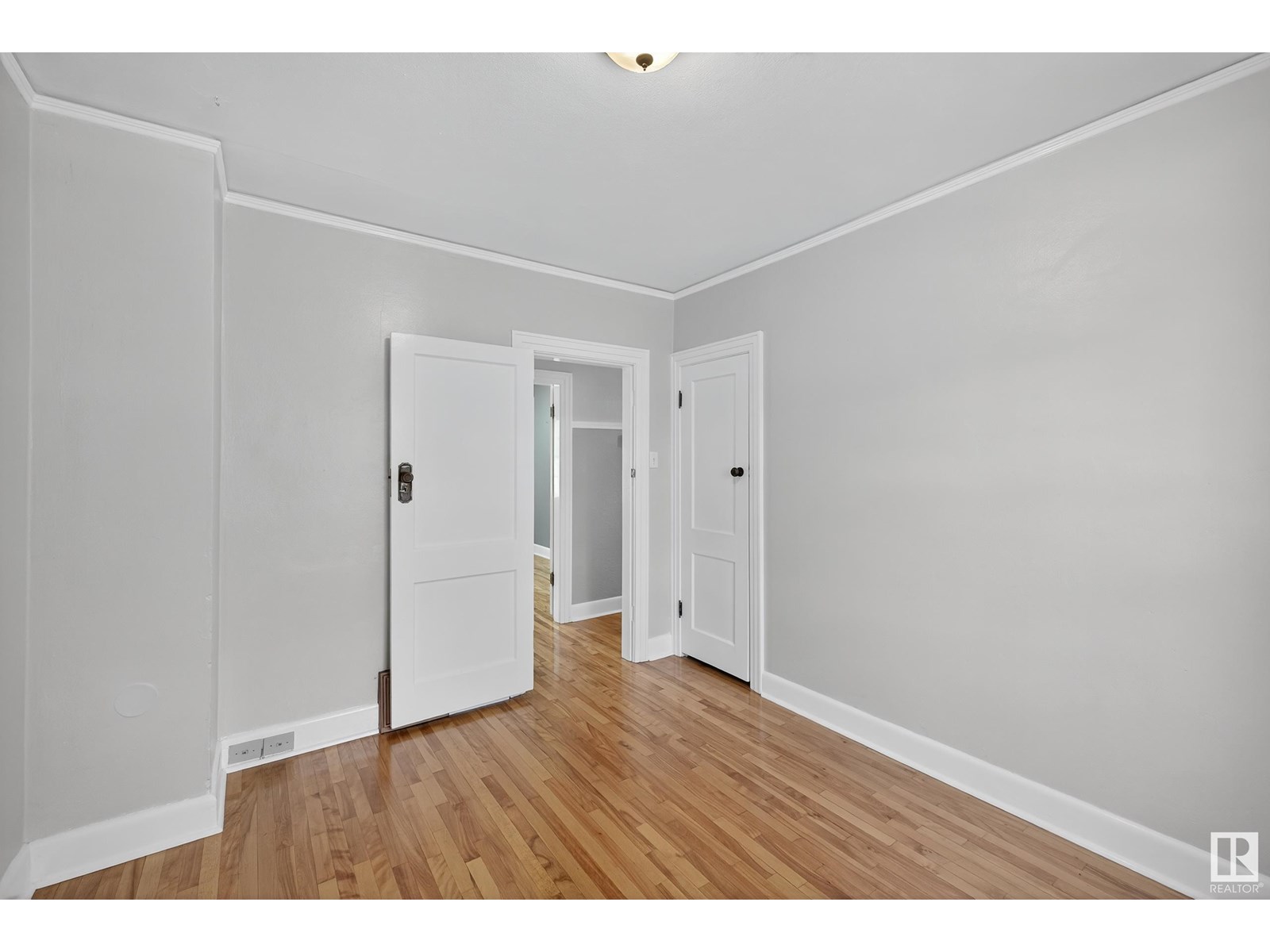 Photo 31 of 10416 Glenora Cr Nw, Edmonton AB