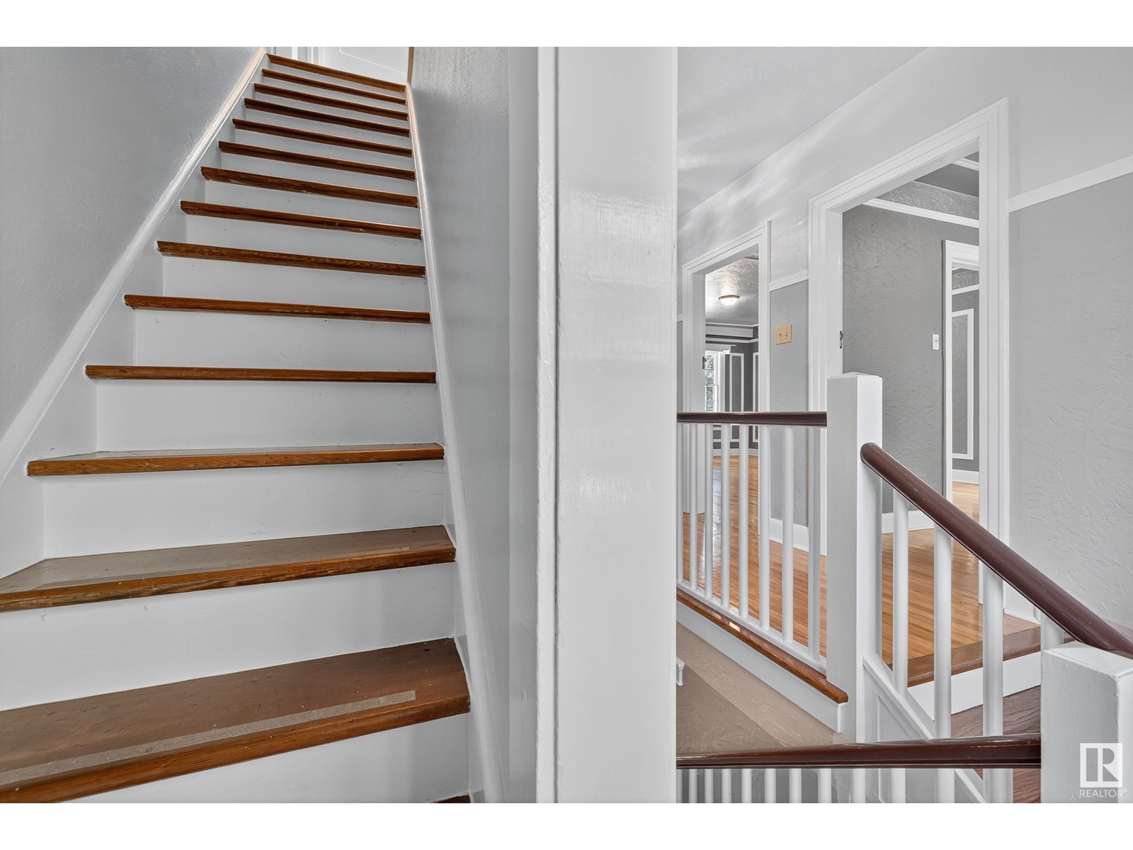 Photo 32 of 10416 Glenora Cr Nw, Edmonton AB