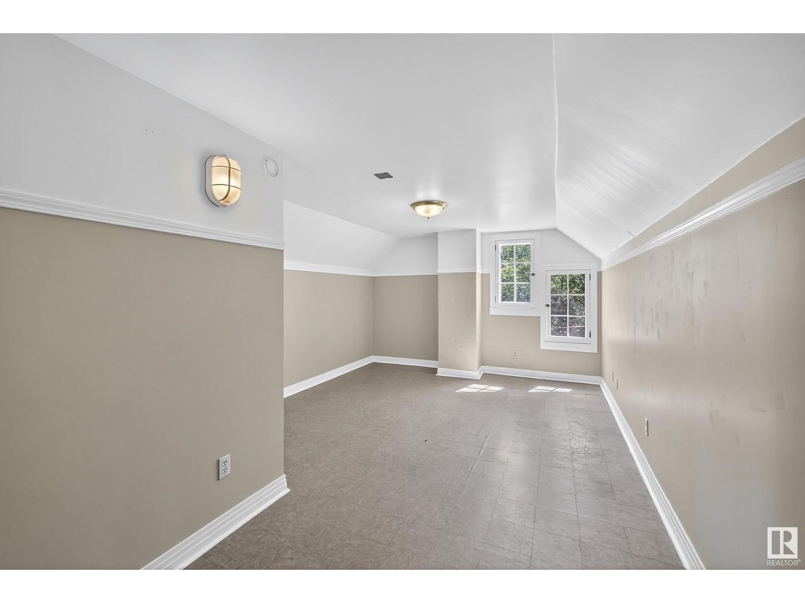 Photo 33 of 10416 Glenora Cr Nw, Edmonton AB