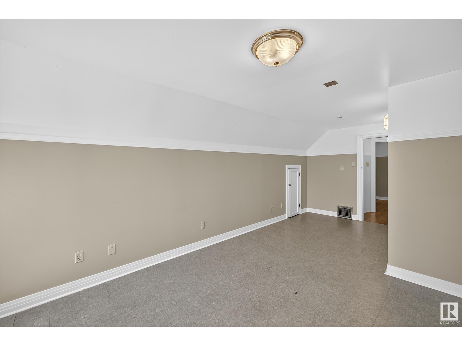 Photo 34 of 10416 Glenora Cr Nw, Edmonton AB