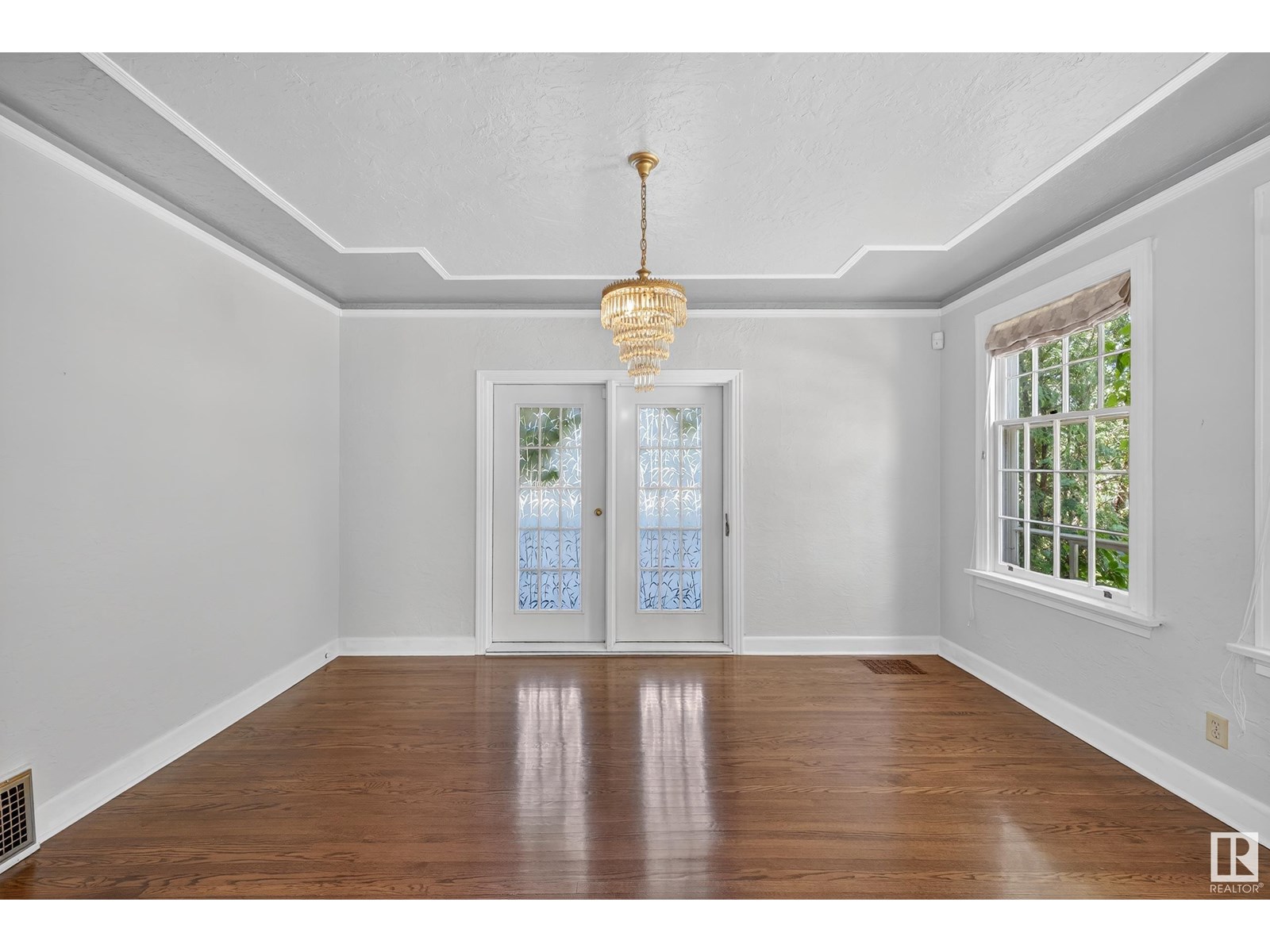 Photo 4 of 10416 Glenora Cr Nw, Edmonton AB