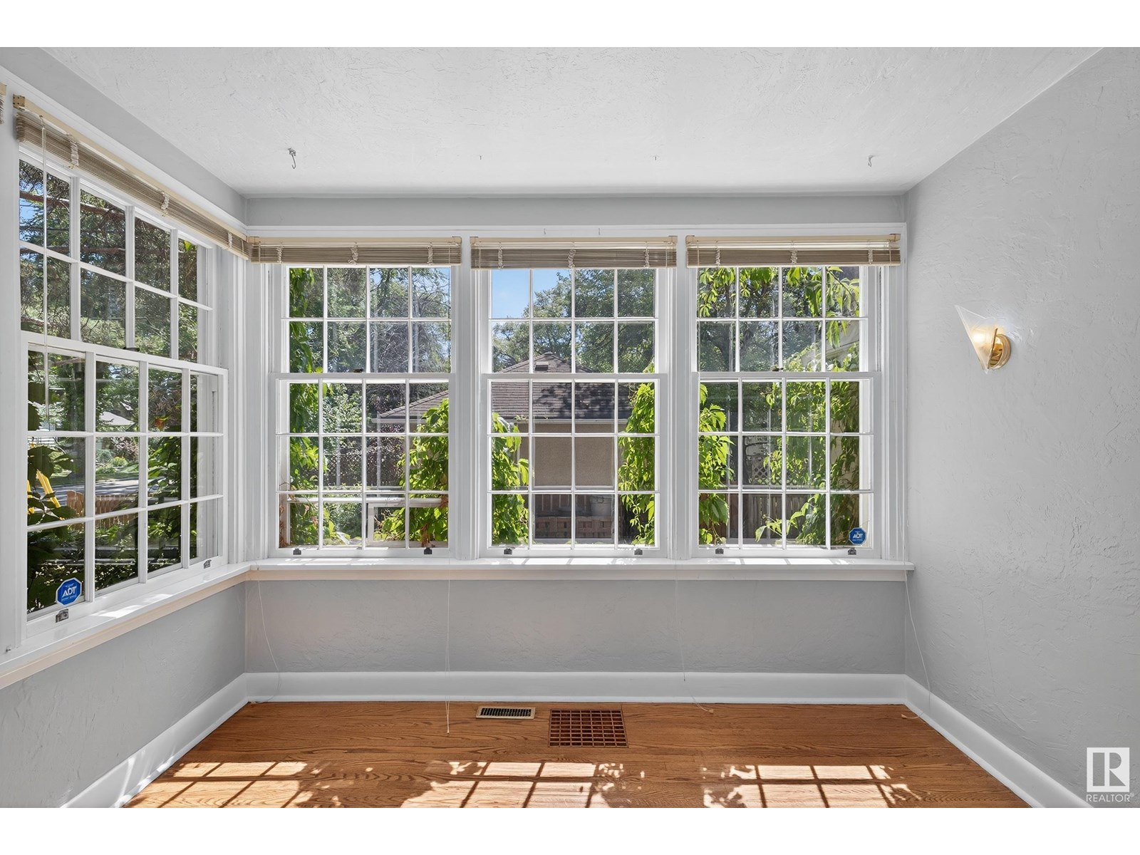 Photo 6 of 10416 Glenora Cr Nw, Edmonton AB