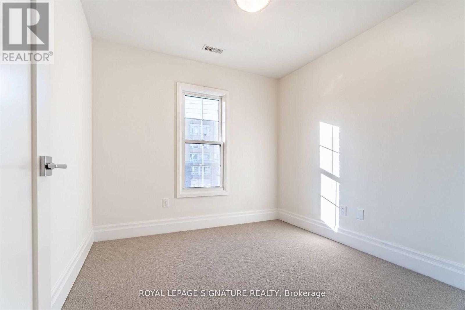 Photo 7 of 202 760 Lakeshore Road E, Mississauga ON