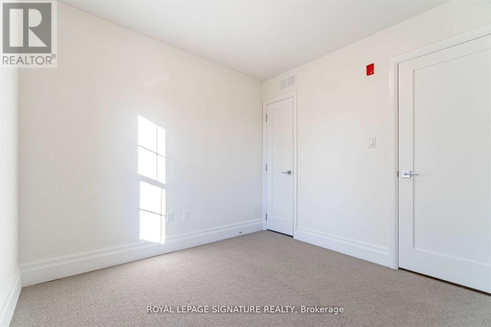 Photo 17 of 202 760 Lakeshore Road E, Mississauga ON