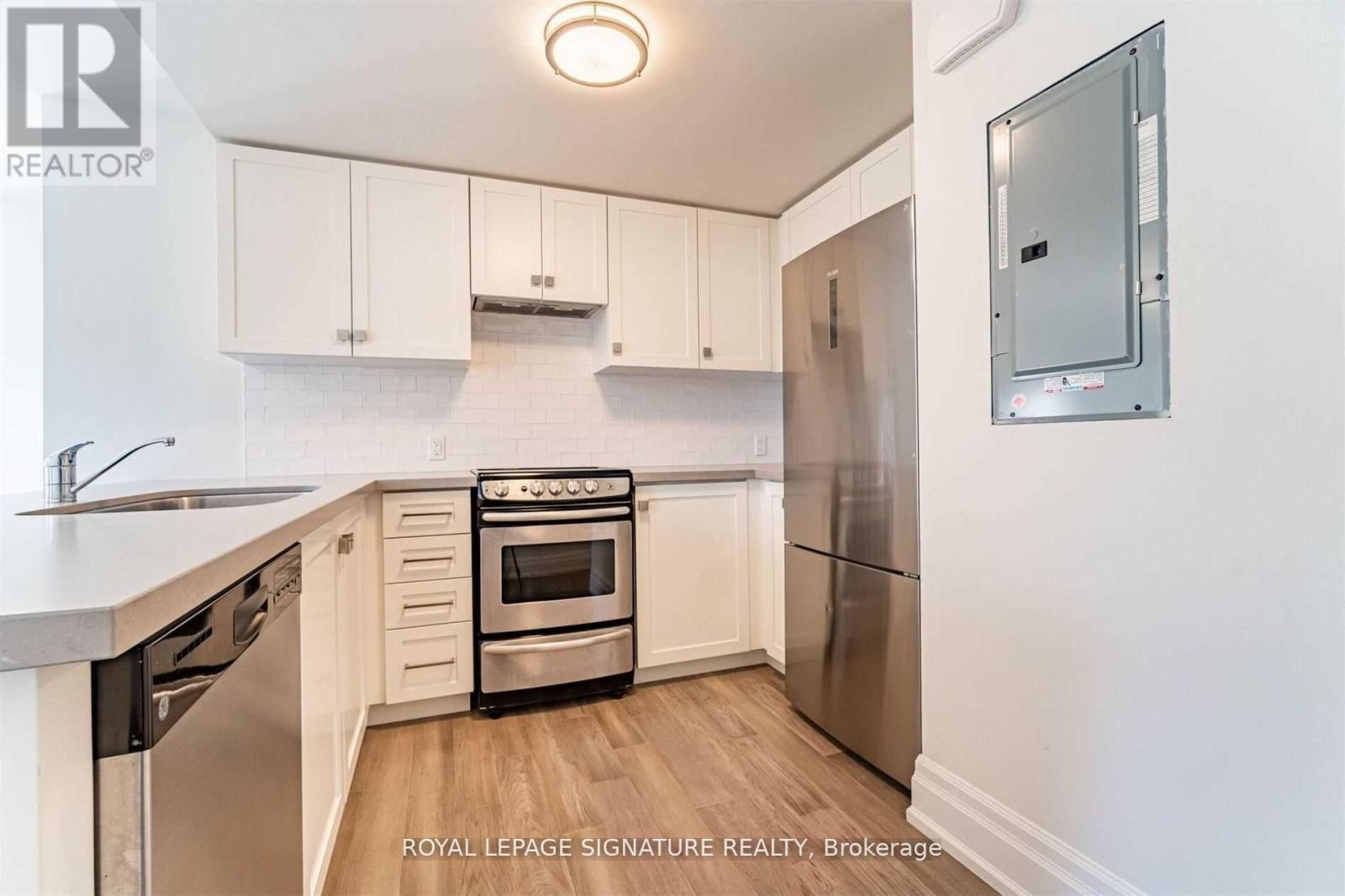 Photo 2 of 202 760 Lakeshore Road E, Mississauga ON