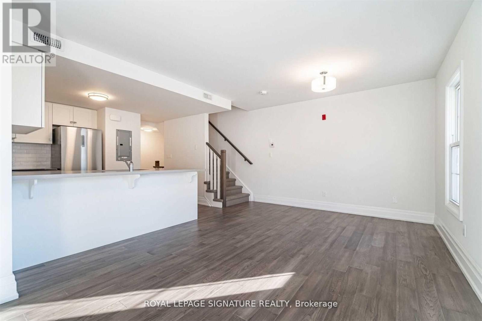 Photo 16 of 202 760 Lakeshore Road E, Mississauga ON